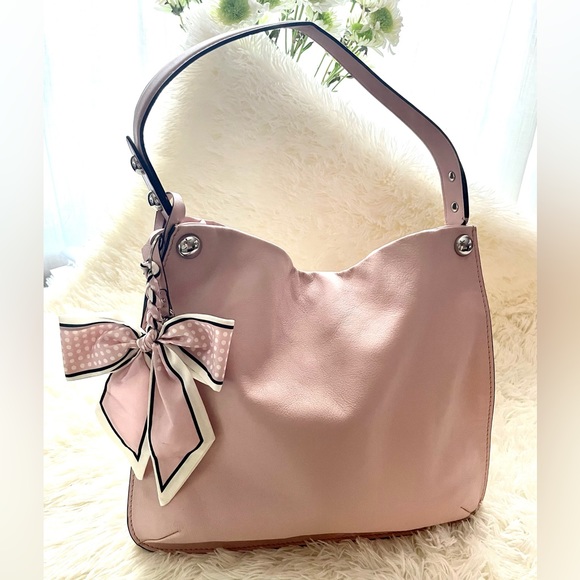 Vince Camuto Handbags - 🌸Vince Camuto Leather Tote